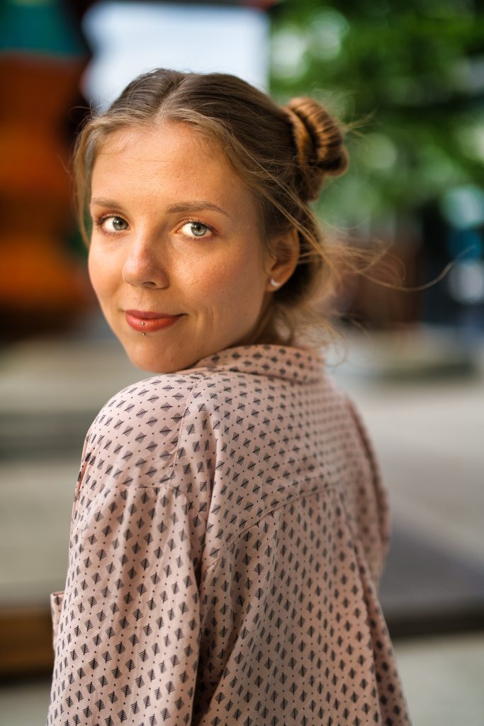 Sesja fotograficzna portretowa, plenerowa z modelką w Poznaniu