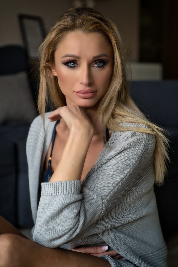 Sesja fotograficzna Poznań kobieca, sensualna w apartamencie