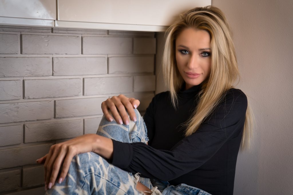 Sesja fotograficzna Poznań kobieca, sensualna w apartamencie
