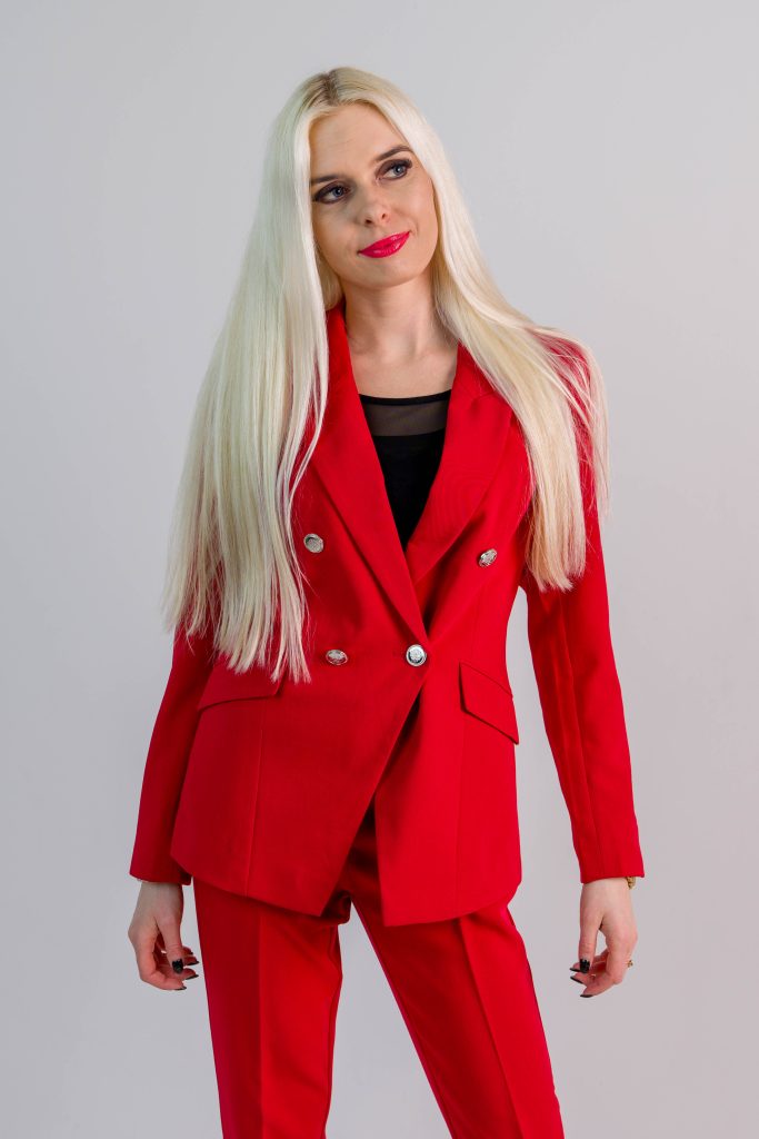 Sesja biznesowa studyjna Poznań z modelką z długimi blond włosami