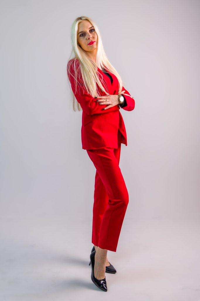 Sesja biznesowa studyjna Poznań z modelką z długimi blond włosami