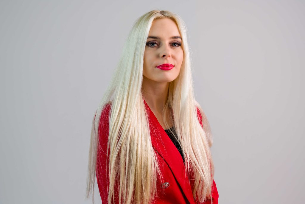 Sesja biznesowa studyjna Poznań z modelką z długimi blond włosami