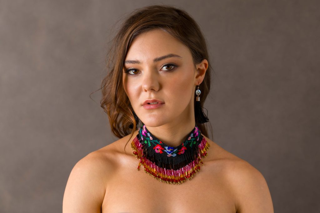 Fotograf Poznań - Sesja fotograficzna portretowa w studiu z modelką z koralami na szyi