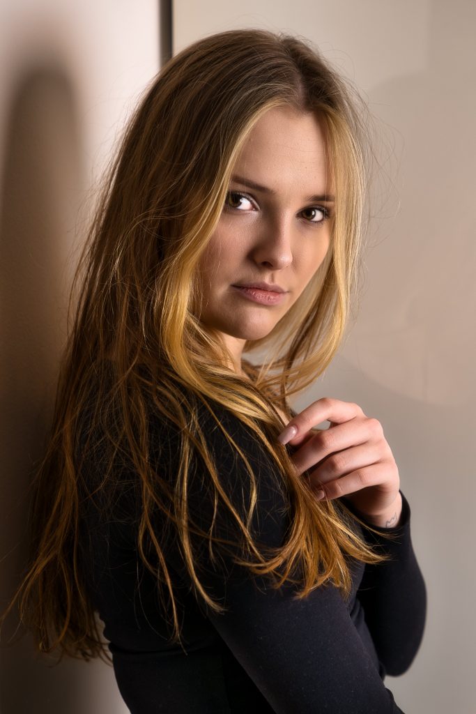 Sesja fotograficzna portretowa w apartamencie Poznań z modelką w bluzce