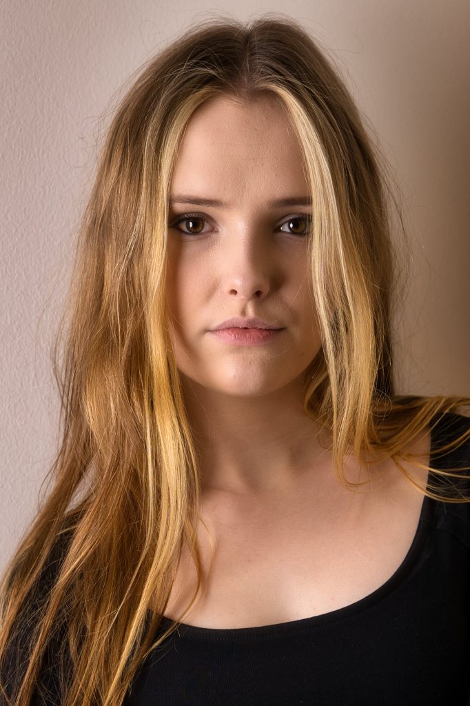 Sesja fotograficzna portretowa w apartamencie Poznań z modelką w bluzce