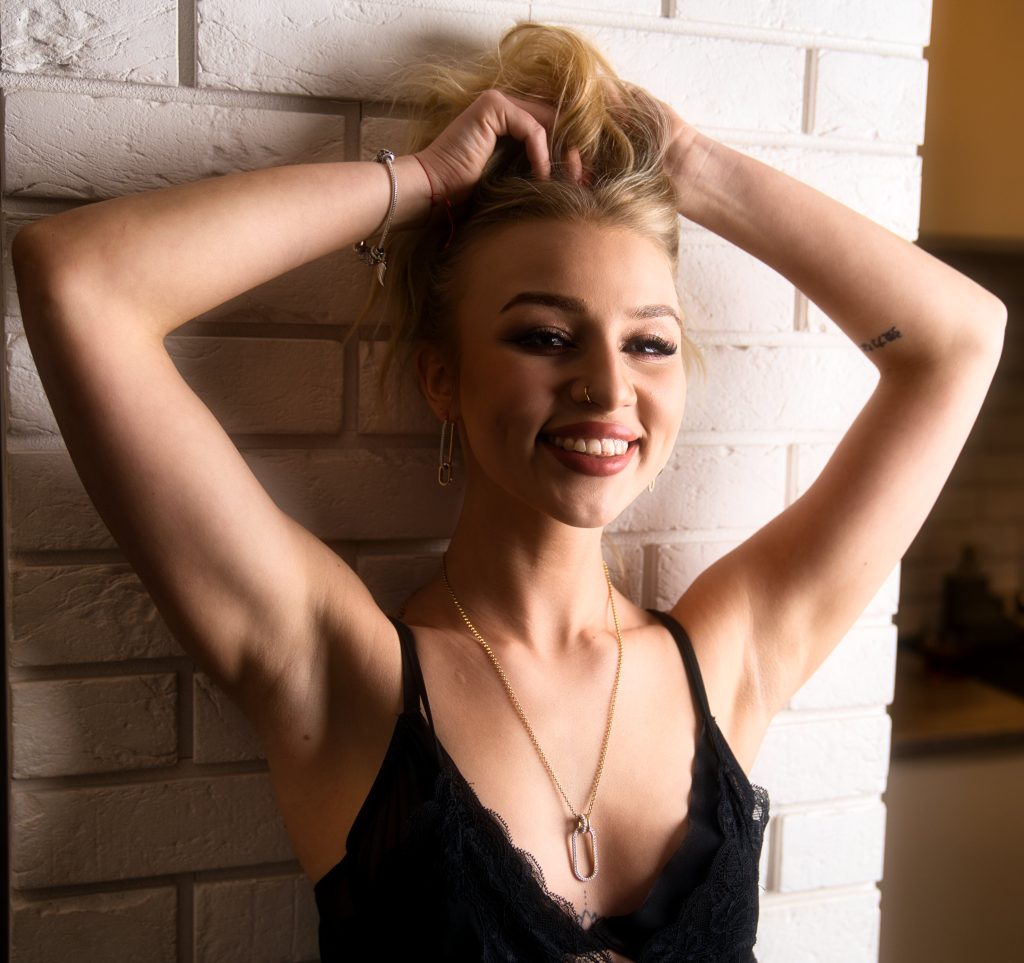 Sesja fotograficzna portretowa w apartamencie Poznań z modelką