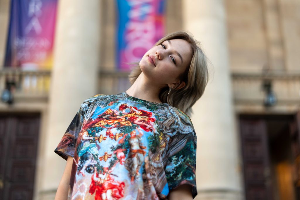 Sesja fotograficzna portretowa plenerowa Poznań z modelką w koszulce