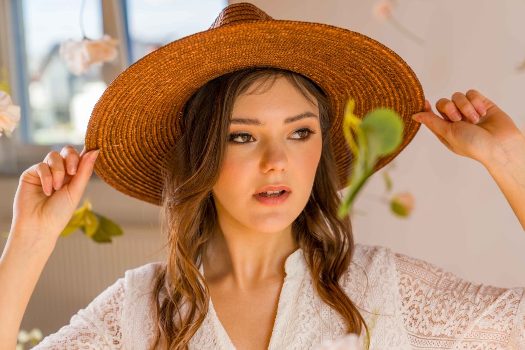 Fotografia portretowa studyjna Poznań z modelką w kapeluszu