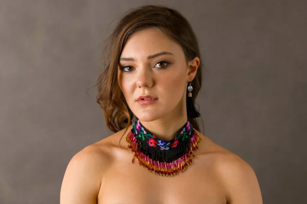 Fotograf Poznań - Sesja fotograficzna portretowa w studiu z modelką z koralami na szyi